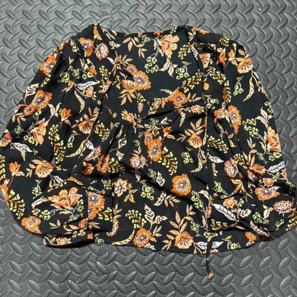 Women's blouse! Size small. Lauriebelles purchase! Great condition!